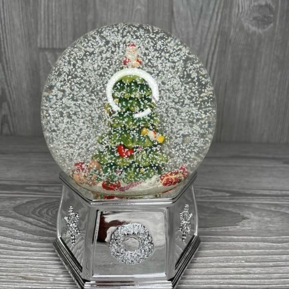 Spode Christmas tree and Santa snow globe music box I wish you a merry Christmas - Picture 7 of 9